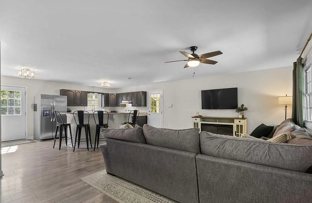 3 bed, 1344 sqft, $2,650 — Photo 2