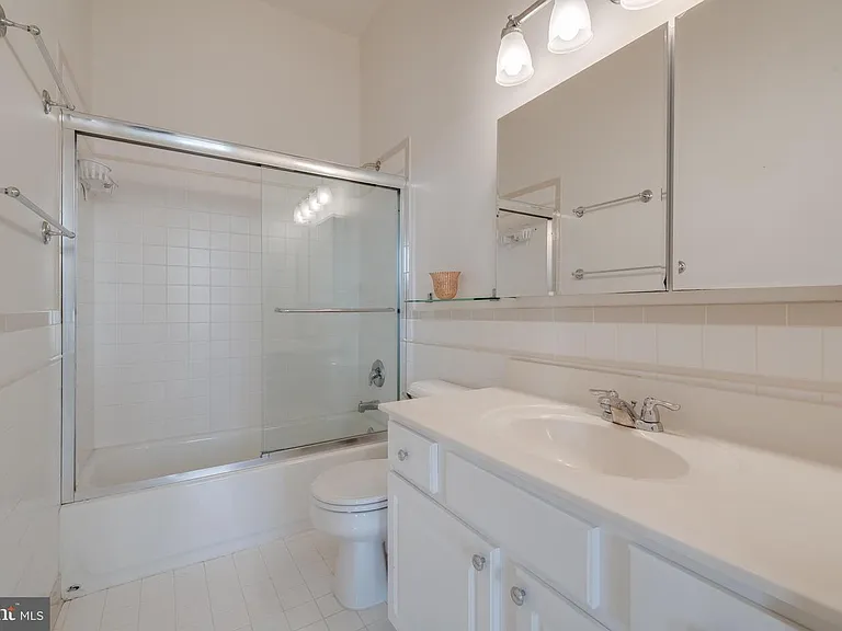 142 W Clement St — Photo 23