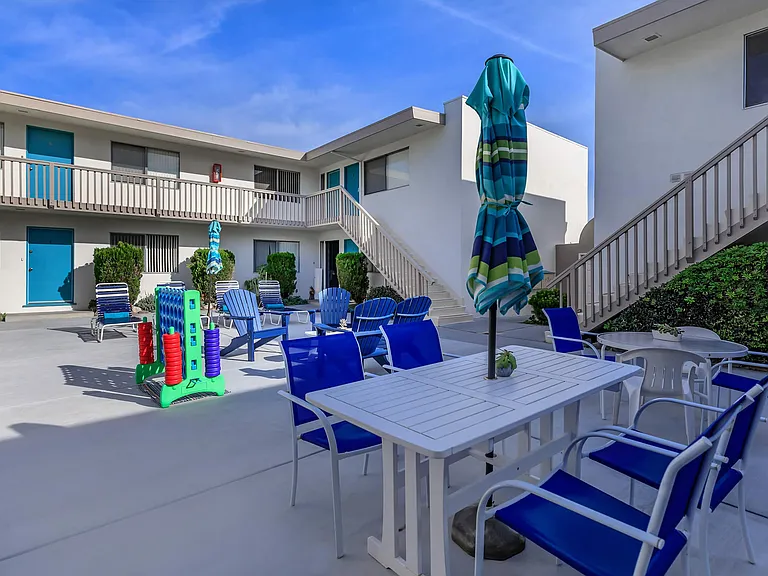 Sea Breeze Beach Apartments — Photo 17