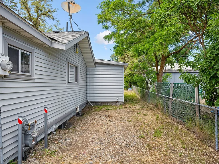 1504 E Queen Ave — Photo 24