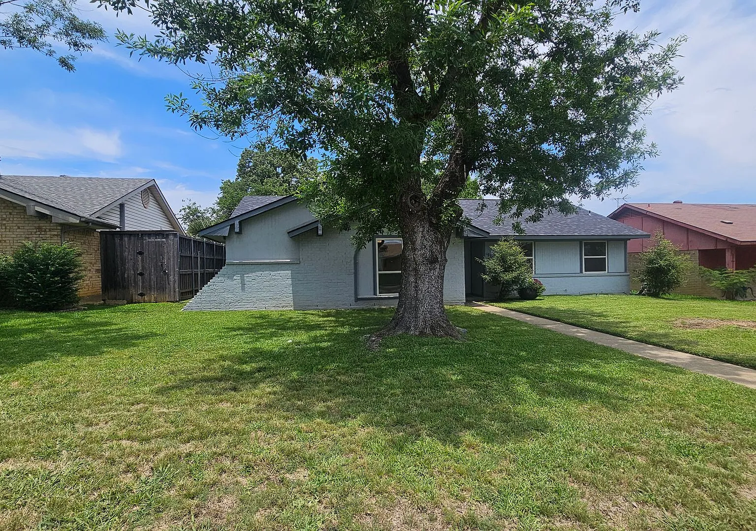 Beautifully updated ranch style home in Lewisville! — Photo 2