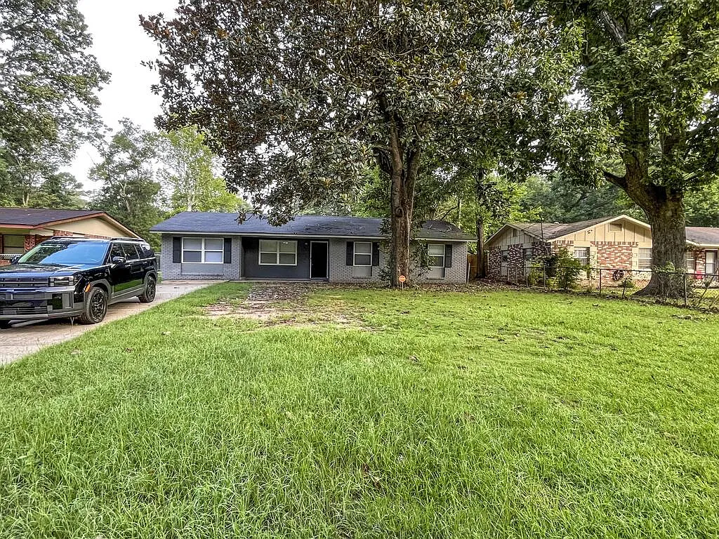 4 bed, 1.0 bath, 1100 sqft, $1,500 — Photo 2