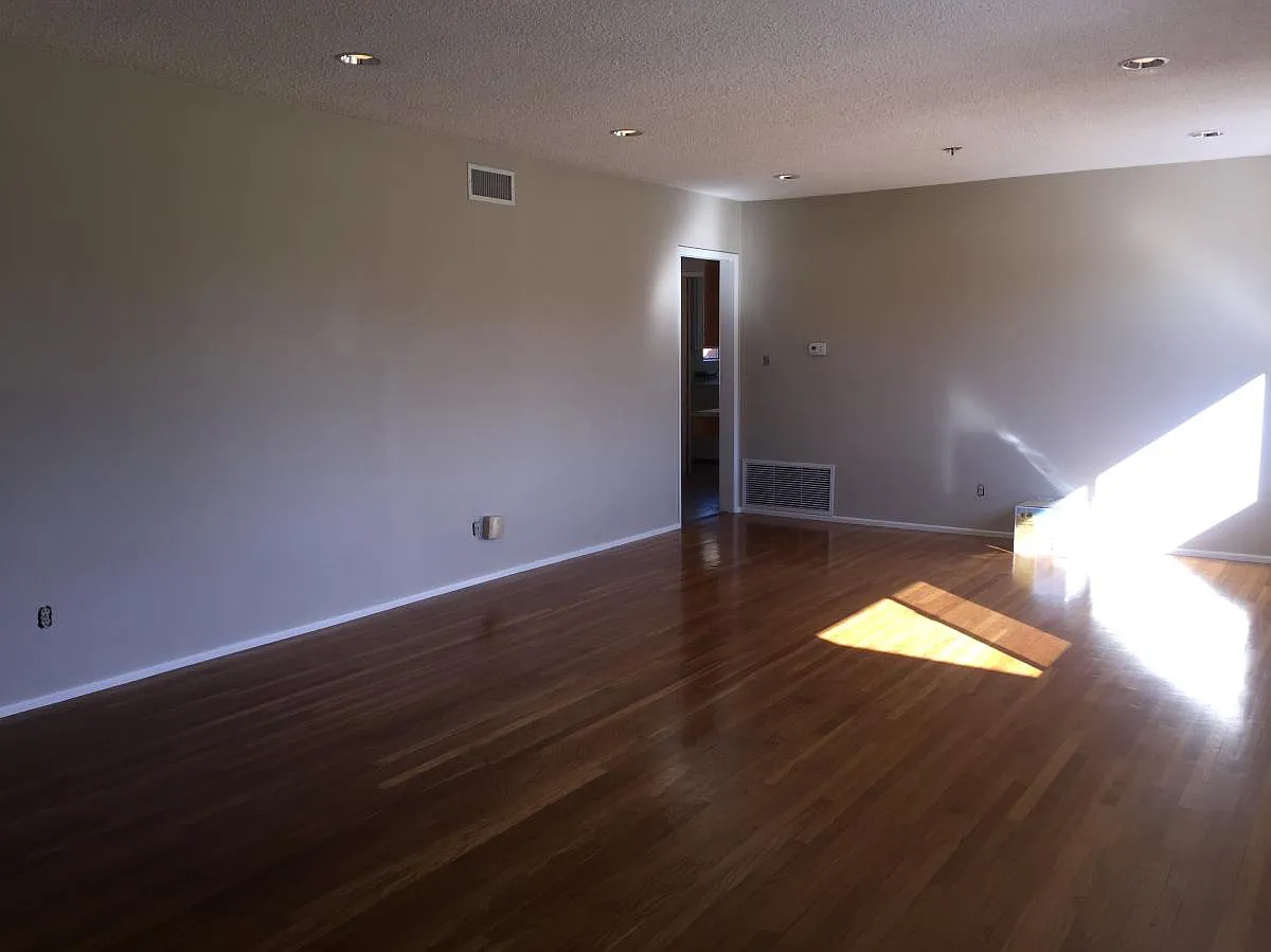 3 bed, 2.5 bath, 2000 sqft, $4,200 — Photo 3