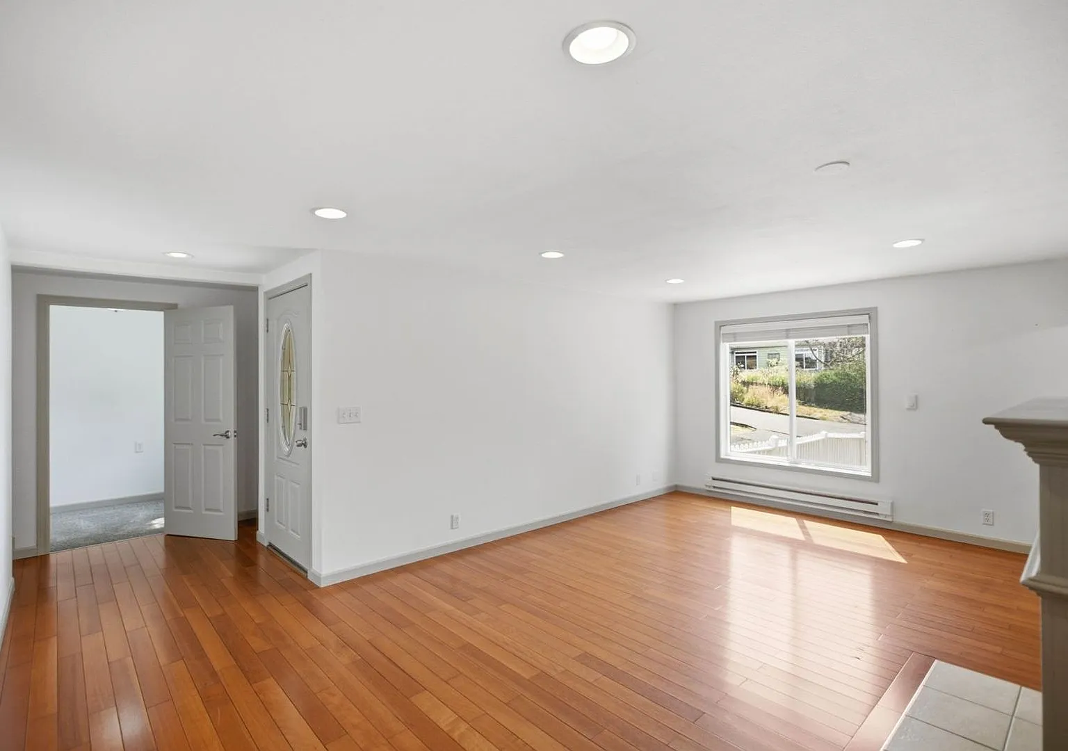 Spacious 3 bed home with washer/dryer and yard in South Beacon Hill — Photo 4