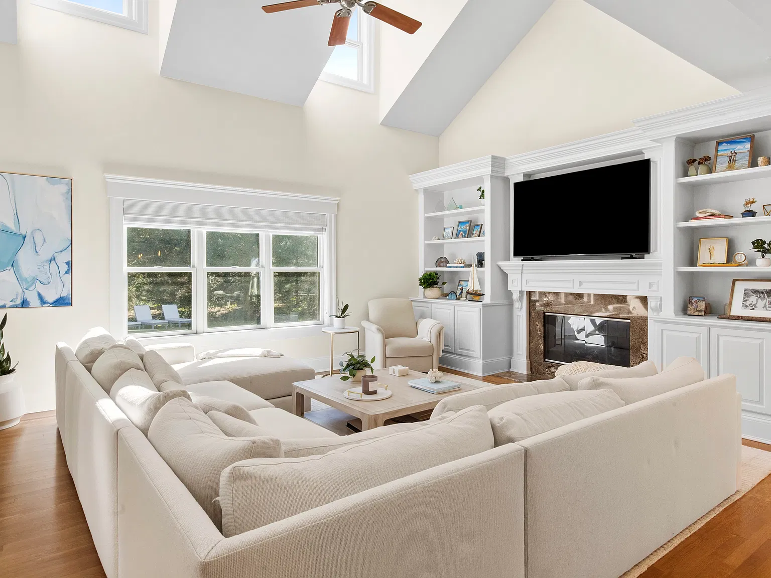 Quogue Village With Heated Pool And Hot Tub — Photo 3