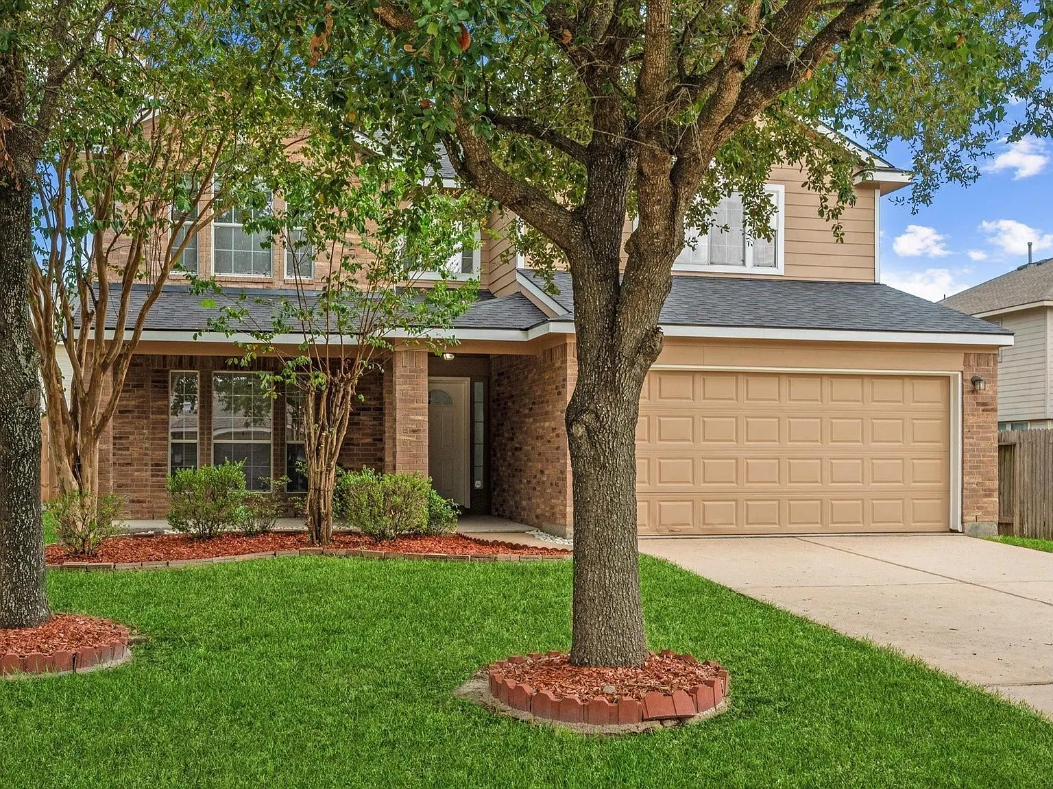 3 bed, 2.5 bath, 2537 sqft, $2,300 — Photo 2