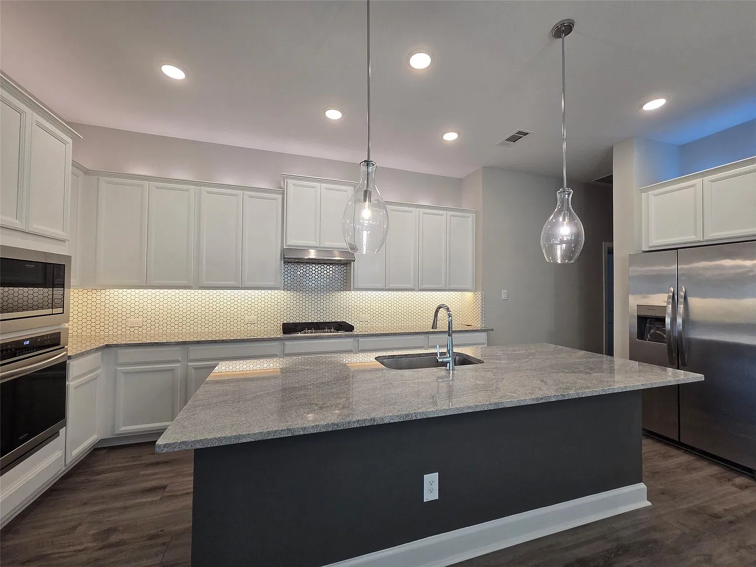 3 bed, 2.0 bath, 1871 sqft, $3,000 — Photo 4
