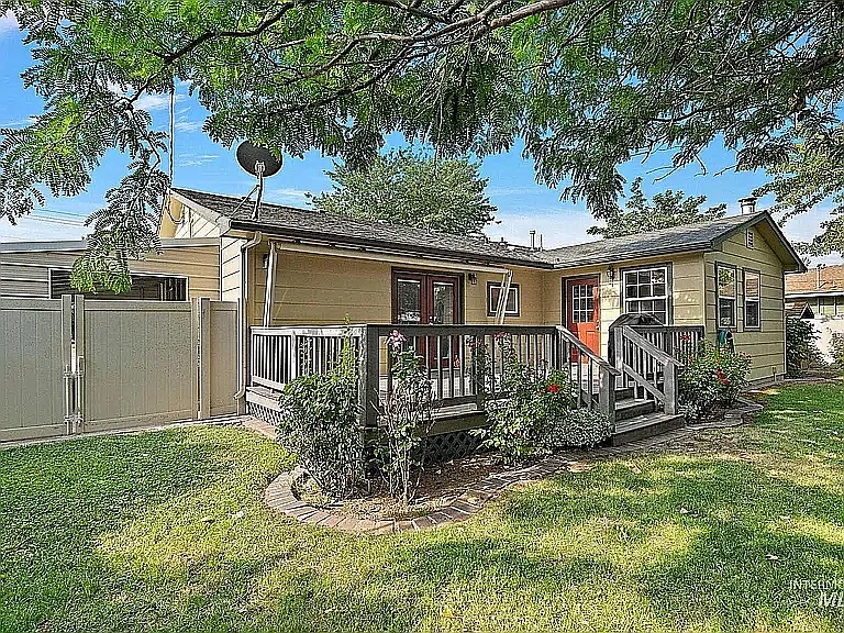 1320 E Main St — Photo 16