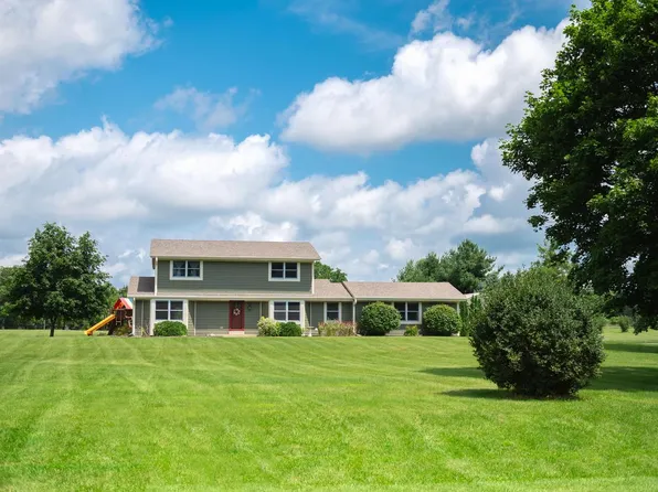 S38W32362 Green Briar ROAD, Waukesha, WI 53189