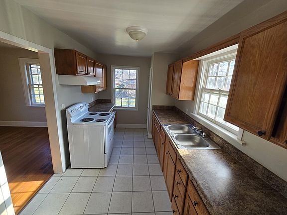 5th image of 3526 Lilac Ave NW