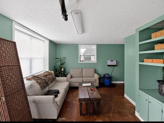 5th image of 331 SW Circle Dr