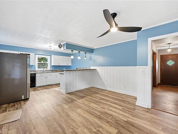 3rd image of 305 Meadowbrook Dr