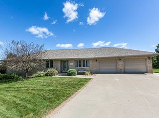700 Maple Ridge St, Peosta, IA 52068