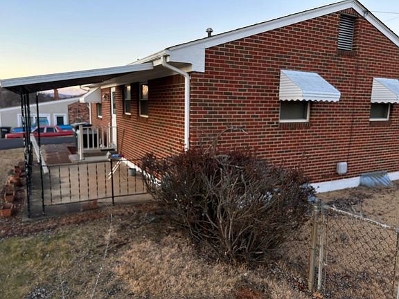 5th image of 923 Emerald Dr