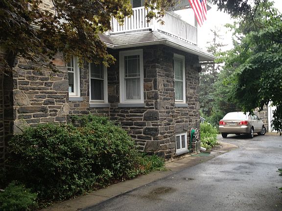 3rd image of 129 Hastings Ave