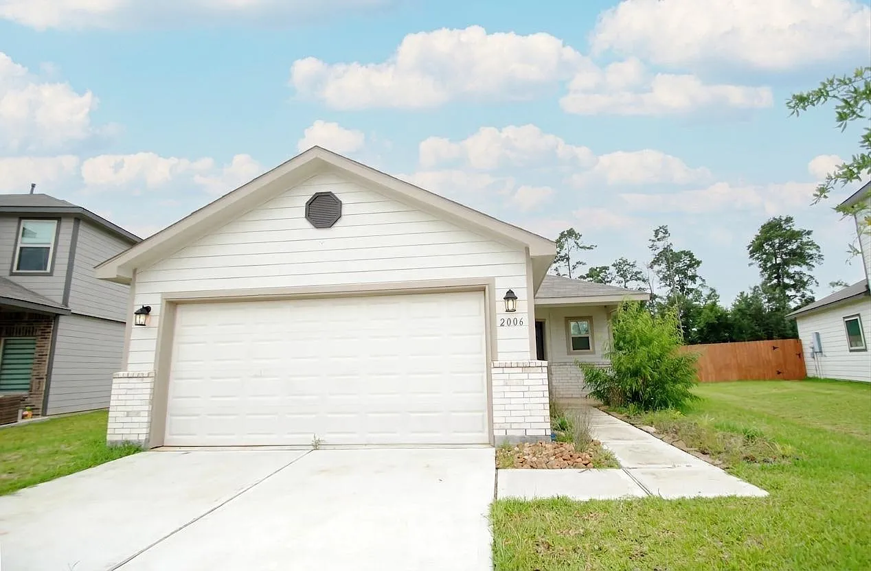 4 bed, 2.5 bath, 1500 sqft, $2,200 — Photo 1