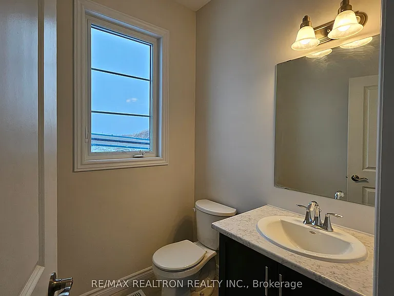 16 York Dr — Photo 3