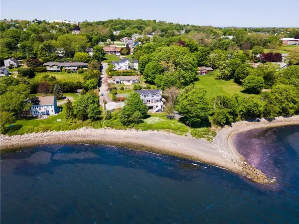 18 Sunset Ln, Portsmouth, RI 02871