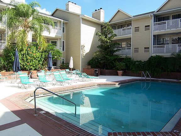 5th image of 1000 W Horatio St APT 318