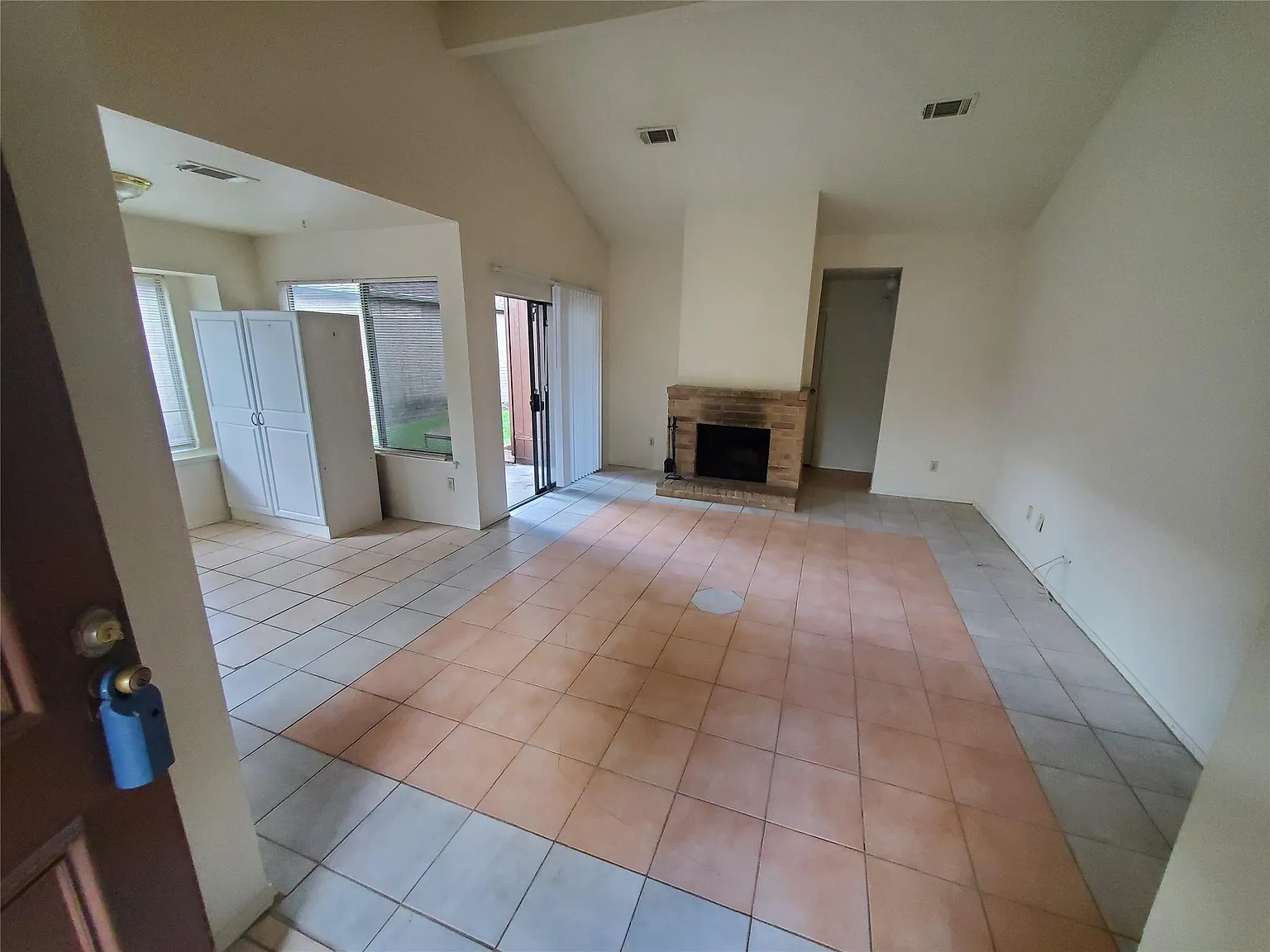 2 bed, 1.0 bath, 985 sqft, $1,579 — Photo 2
