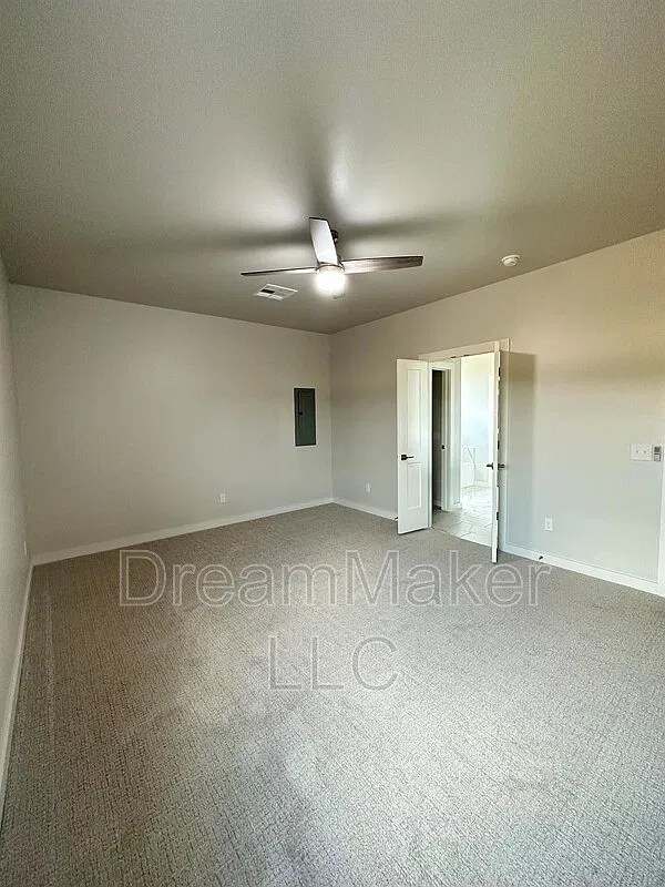 4 bed, 2.5 bath, 2201 sqft, $2,195 — Photo 4