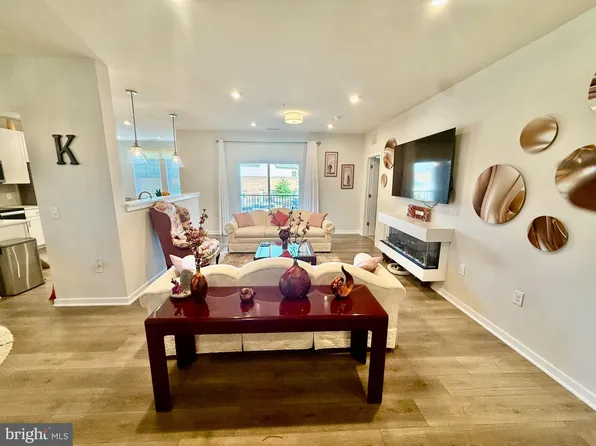 700 Mount Airy Ter NE #202, Leesburg, VA 20176