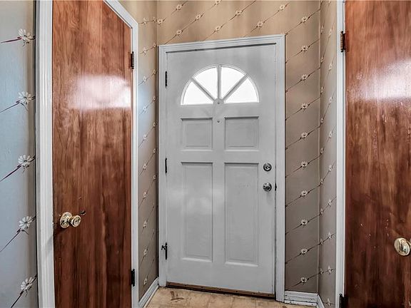 4th image of 3047 Macklem Ave