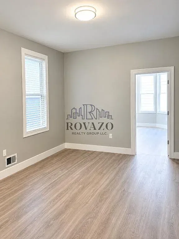 4 bed, 2.0 bath, 900 sqft, $2,700 — Photo 4