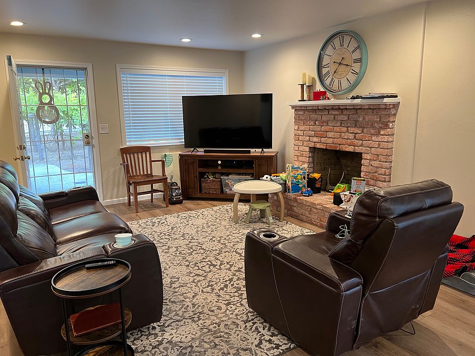 Living room. Fireplace decorative only