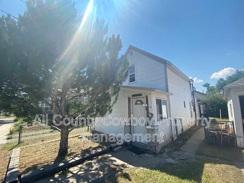 3 bed, 1.0 bath, 1026 sqft, $1,300 — Photo 2