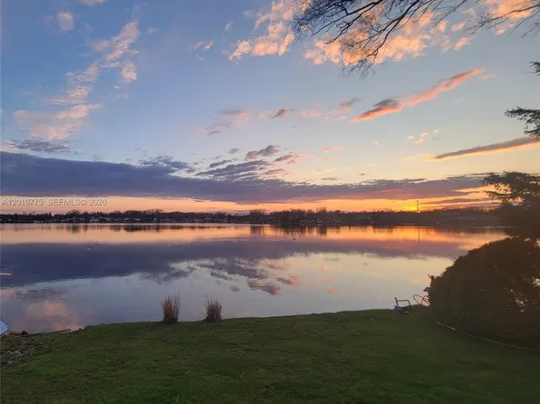605 Hilltop Dr, White Lake, MI 48386
