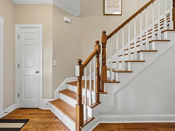 5th image of 318 Ivy Stone Dr