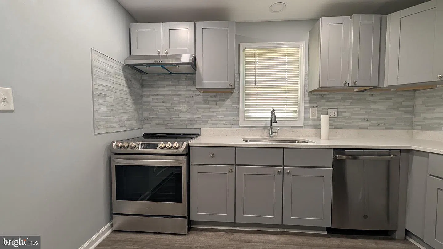 2 bed, 1.0 bath, 1020 sqft, $2,990 — Photo 2