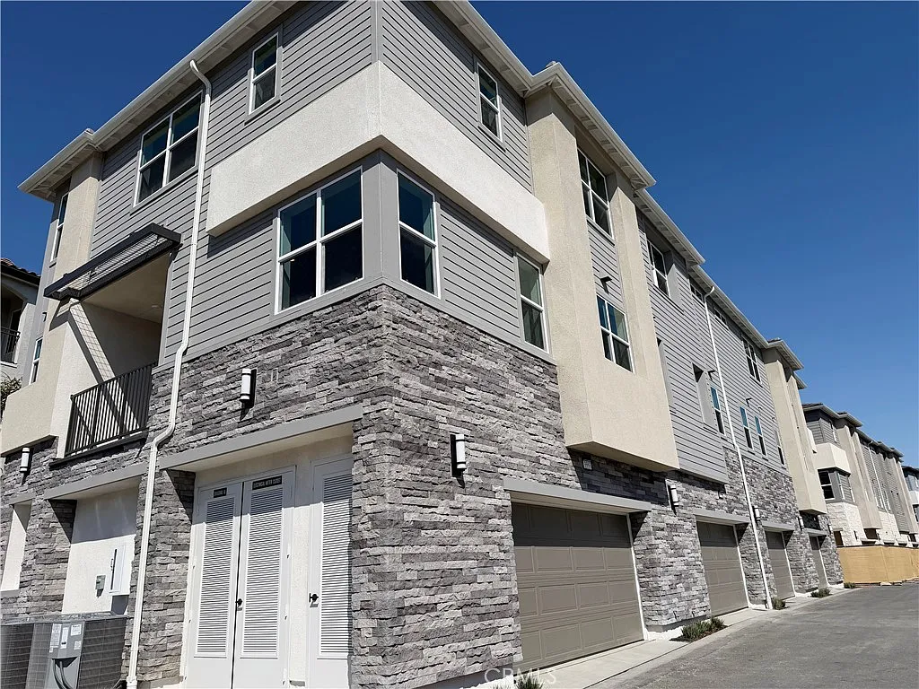 3 bed, 2.5 bath, 1634 sqft, $3,500 — Photo 1
