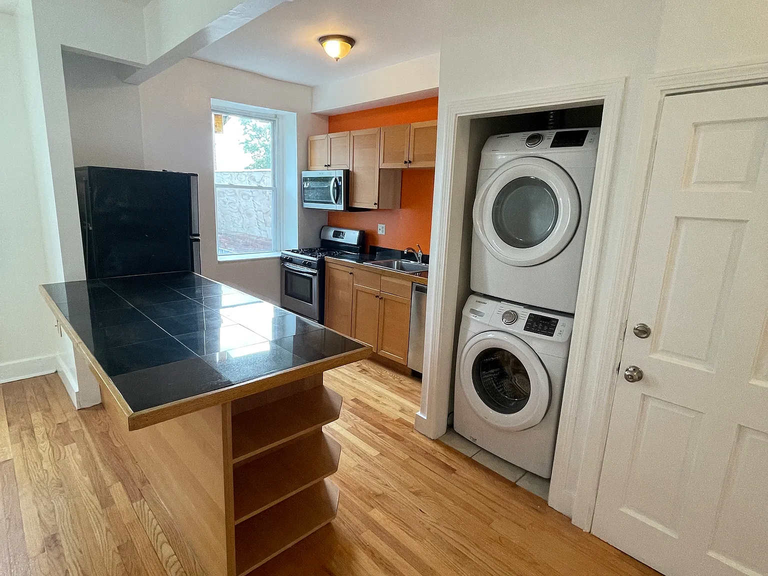 2 bed, 900 sqft, $2,300 — Photo 4