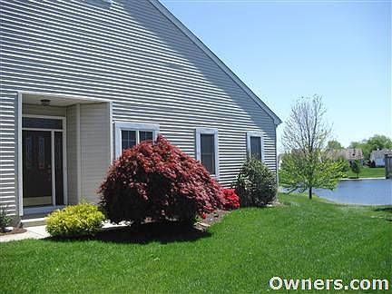 Landscaped private entryway