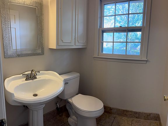 5th image of 20 Glen Eden Dr