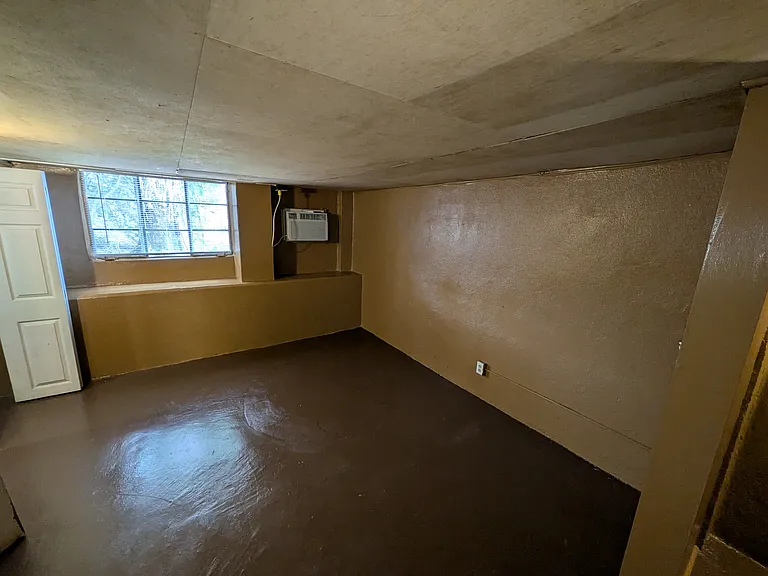 Bedroom contains its own heating/cooling unit can be controlled seperately from living area