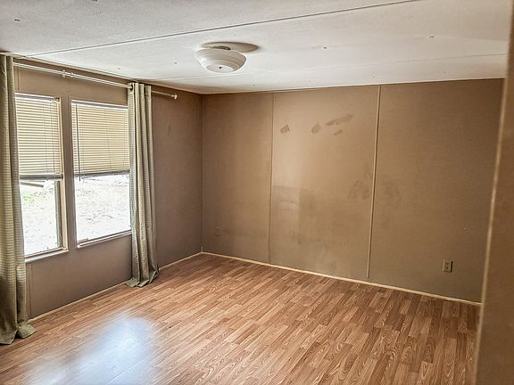 4th image of 313 NW Park Dr