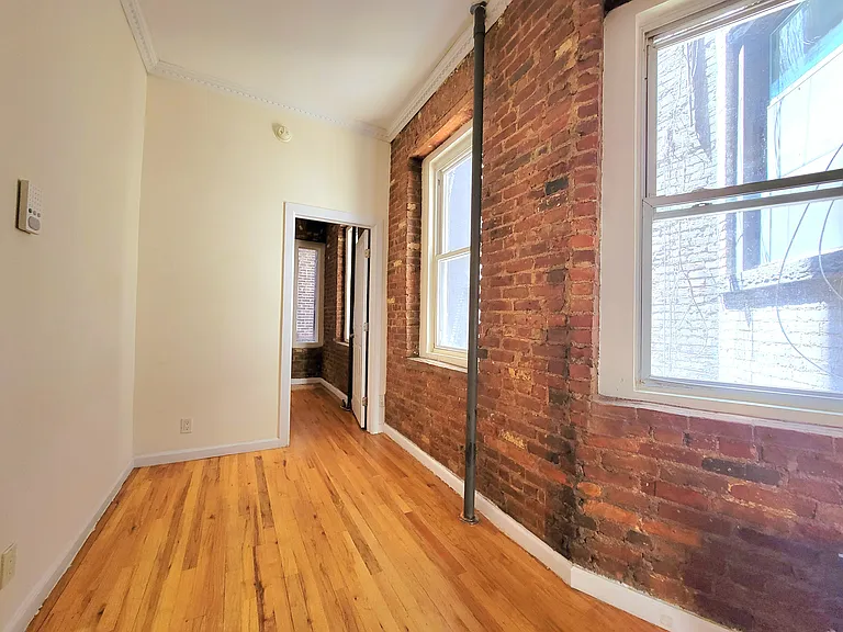 126 E 4th St #2 — Photo 3