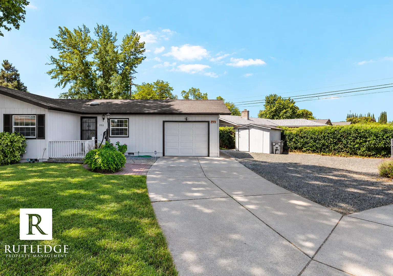 Spacious Corner Lot 3 Bed / 1 Bath Home in White City! — Photo 3