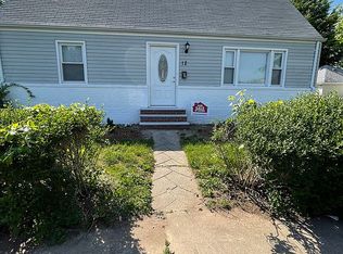 12 Roscoe Pl, Floral Park, NY 11001