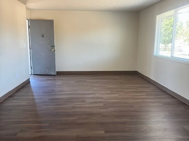3440 Hawthorne Ave NE — Photo 3