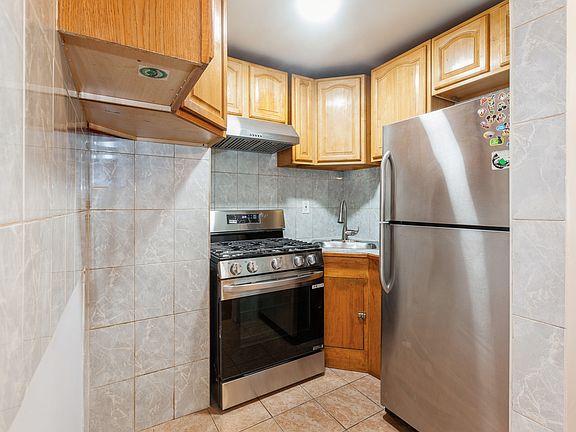 5th image of 430 Gates Ave APT 1