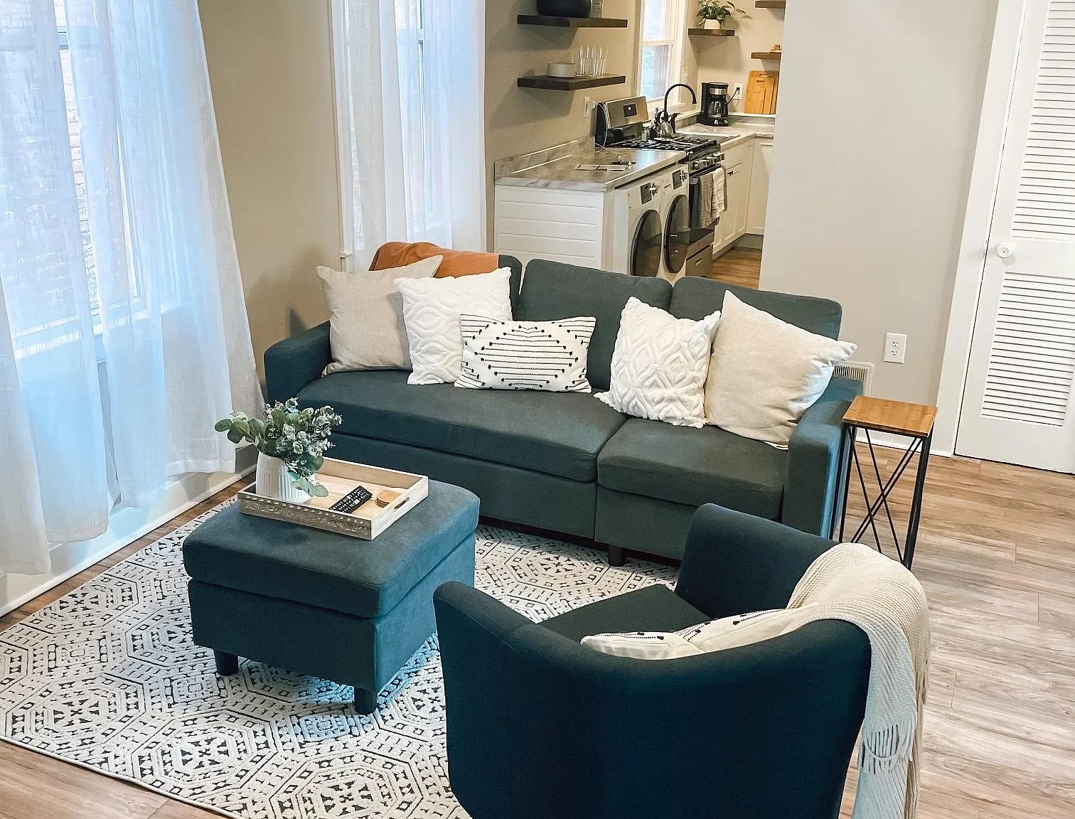 1 bed, 700 sqft, $1,300 — Photo 2