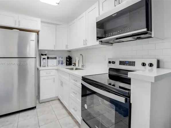8501 NW 8th St APT 110, Miami, FL 33126