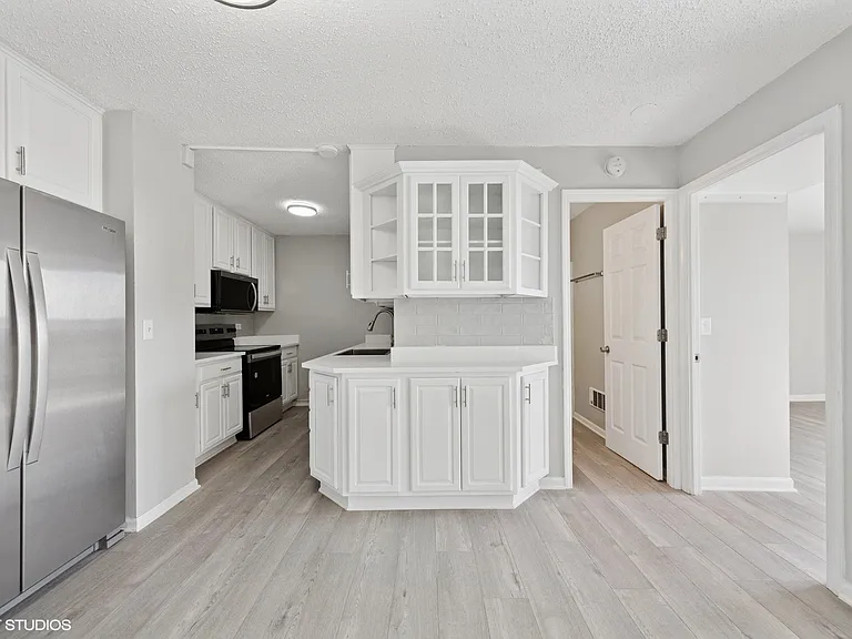 2740 N Pine Grove Ave #17H — Photo 7