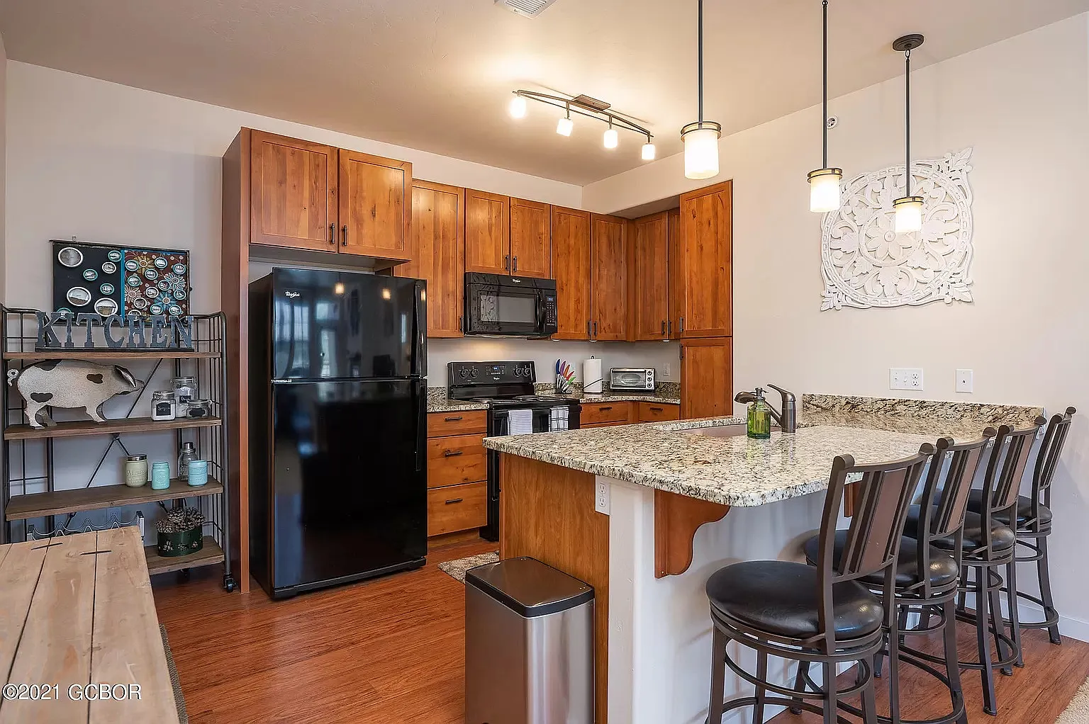 2 bed, 925 sqft, $2,299 — Photo 2