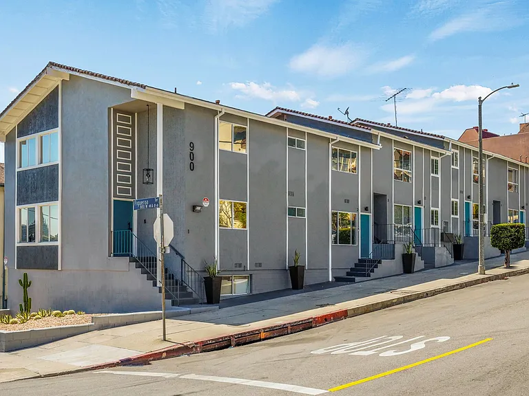 900 W College St — Photo 14