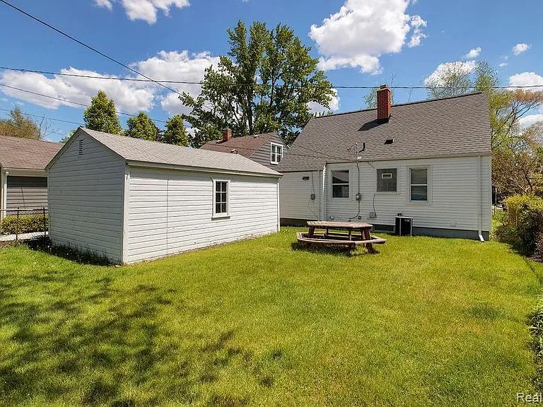 2607 Rochester Rd — Photo 3